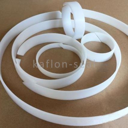 Do Ptfe Guide Rings have good electrical insulation properties?